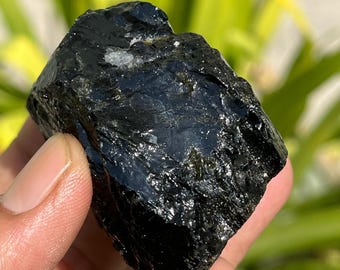 Piedra de turmalina negra en bruto: cristal natural del chakra raíz