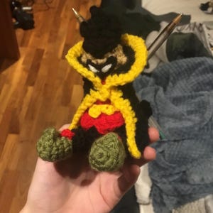 Damian Wayne, Robin pen holder, DC crochet pattern (intermediate amigurumi)