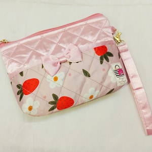Pochette da polso trapuntata a forma di fragola rosa – Graziosa borsa in raso con cerniera e fiocco, piccola borsa floreale, borsa cosmetica fatta a mano per ragazze e adolescenti
