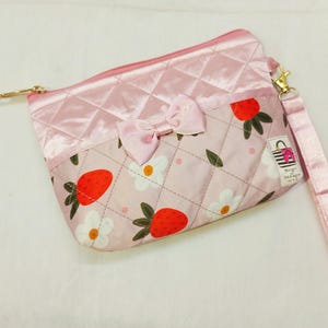 Pochette da polso trapuntata a forma di fragola - Pochette con cerniera fatta a mano e fiocco, graziosa borsa in tessuto per ragazze e donne