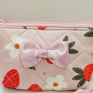 Portamonete trapuntato floreale a forma di fragola – Portamonete con cerniera e fiocco rosa / Piccolo portamonete in tessuto per monete, contanti, chiavi / Grazioso regalo per ragazze