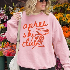 Apres Ski Club Crewneck, Cozy Winter Crewneck, Retro Ski Sweatshirt, Winter Sports Sweatshirt, Vintage Preppy Ski Crewneck