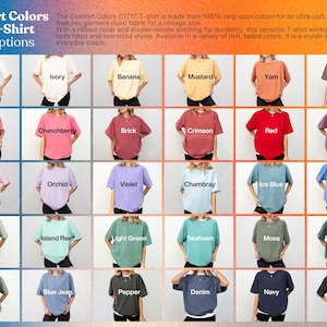 Puede incluir: Una cuadr&iacute;cula de camisetas Comfort Colors C1717 en varios colores, incluyendo blanco, marfil, pl&aacute;tano y mostaza. La imagen muestra las opciones de color disponibles, con cada camiseta presentada en un modelo. El texto describe las caracter&iacute;sticas y la tela de la camiseta.