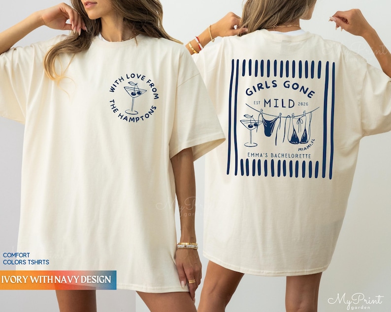 Puede incluir: Camiseta de color marfil con gr&aacute;ficos en azul marino. La parte delantera presenta un dise&ntilde;o de copa de c&oacute;ctel con el texto "With Love From The Hamptons". La parte trasera muestra "Girls Gone Mild" con gr&aacute;ficos de bikini y el texto "Emma's Bachelorette".