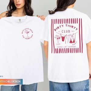 Puede incluir: Camiseta de color marfil con un dise&ntilde;o color chile. La parte delantera presenta una copa de Martini y el texto "With Love From The Hamptons". La parte trasera muestra "Dirty Thirty Club" con ilustraciones de bikini y "Emma's 30th Birthday" en un marco rojo.