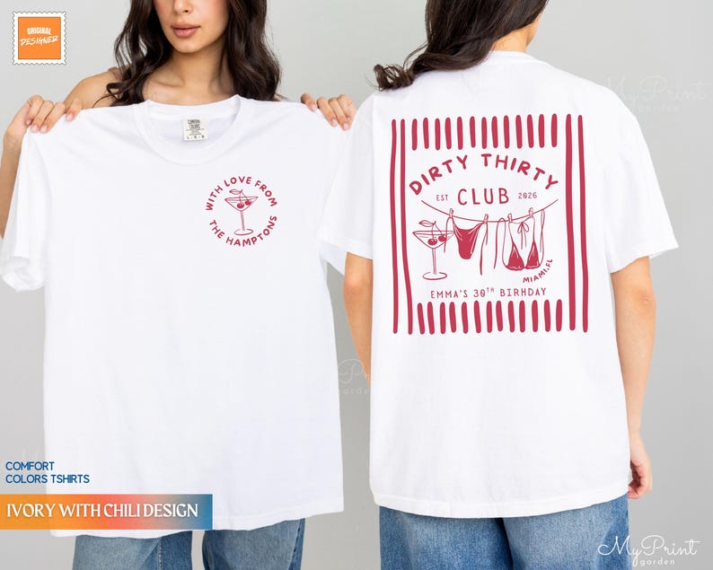 Puede incluir: Camiseta de color marfil con un dise&ntilde;o color chile. La parte delantera presenta una copa de Martini y el texto "With Love From The Hamptons". La parte trasera muestra "Dirty Thirty Club" con ilustraciones de bikini y "Emma's 30th Birthday" en un marco rojo.