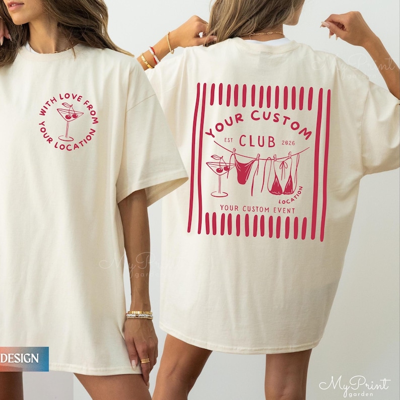 Puede incluir: Camiseta de color crema con gr&aacute;ficos rojos. La parte delantera presenta una copa de c&oacute;ctel y el texto "WITH LOVE FROM YOUR LOCATION". La parte trasera muestra un dise&ntilde;o cuadrado con el texto "YOUR CUSTOM CLUB EST 2026 LOCATION YOUR CUSTOM EVENT."