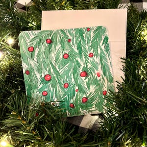 Tarjeta de felicitación navideña con ramas de árboles de hoja perenne y bayas de acebo, cuadrada de 6 x 6 pulgadas, acuarela, mensaje "Felices fiestas, dulces amigos" en el reverso