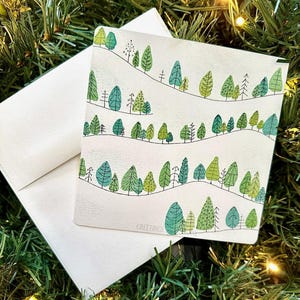 Originele aquarel kerstkaarten, 6 x 6 vierkante kaart, groenblijvende bomen in sneeuwlandschap, achterkant van de kaart luidt 'Ik stuur je warme winterwensen'