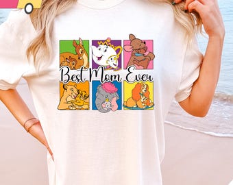 Może przedstawiać: Biała koszulka z kolorową grafiką postaci Disneya i tekstem "Best Mom Ever".