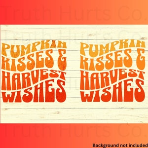 Könnte beinhalten: Zwei Schilder mit dem Text "PUMPKIN KISSES & HARVEST WISHES" in orange und roter Retro-Schrift. Die Schilder befinden sich auf einem weißen Holzgrund mit einem orange-roten Farbverlauf oben und unten.