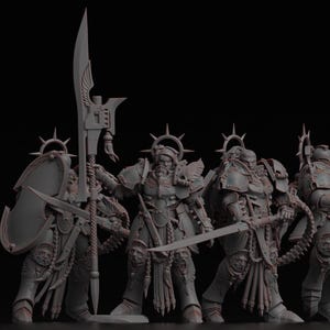 Peut inclure: Cinq figurines grises de guerriers en armure, chacun tenant des armes comme des épées et des lances. Les figurines présentent des armures et des casques détaillés, sur fond sombre.