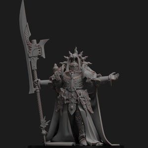 Puede incluir: Figura en miniatura gris de un guerrero con armadura ornamentada, sosteniendo una gran lanza. La figura tiene un casco y una capa detallados, con los brazos extendidos. La miniatura está sobre una base negra.