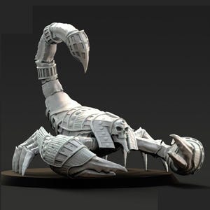 Peut inclure: Figurine de scorpion grise détaillée, avec des détails complexes en forme d'armure. Le scorpion présente un crâne sur son corps et est posé sur une base sombre et ronde. Les pinces et la queue sont bien mises en valeur.