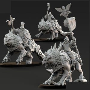 Puede incluir: Tres figuras en miniatura detalladas de jinetes blindados sobre criaturas parecidas a grifos. Cada figura está pintada en un color neutro, con armadura y armas intrincadas. Los grifos tienen alas emplumadas y expresiones feroces.