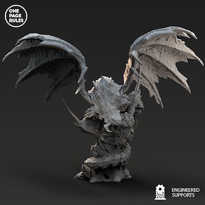 Könnte beinhalten: Eine graue, unbemalte Harzminiatur eines Drachen mit großen, ausgebreiteten Flügeln und einem texturierten, geschuppten Körper. Die Figur zeigt einen markanten Kamm auf dem Kopf und einen geringelten Schwanz. Der Text ONE PAGE RULES und ENGINEERED SUPPORTS ist sichtbar.