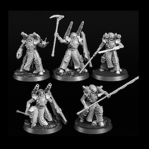Könnte beinhalten: Fünf graue Miniaturfiguren gepanzerter Charaktere, die jeweils unterschiedlich posieren und verschiedene Waffen halten. Die Figuren stehen auf kreisförmigen Sockeln. Zu den Waffen gehören eine Spitzhacke, ein Schwert und ein Stab.