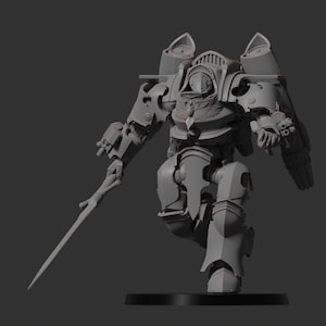 Può includere: Miniatura grigia e dettagliata di una figura corazzata futuristica, possibilmente un robot o un marine spaziale, che tiene una spada. La figura ha un elmo, ali e intricati dettagli meccanici. Si trova su una base nera su sfondo grigio.