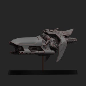 Puede incluir: Un vehículo futurista gris con un piloto. El vehículo tiene un diseño aerodinámico con estructuras en forma de ala y una cola puntiaguda. El piloto lleva una armadura. El vehículo está montado sobre una base negra.