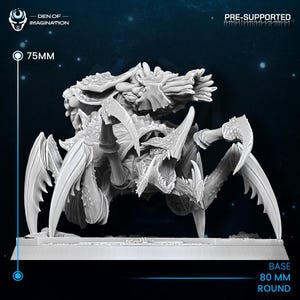 Puede incluir: Miniatura gris detallada y pre-soportada de una criatura monstruosa con múltiples extremidades y garras afiladas. El modelo mide 75 mm de altura y tiene una base redonda de 80 mm. El texto "Den of Imagination" y "Pre-Supported" son visibles.