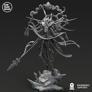 Peut inclure: Miniature grise imprimée en 3D d'une figurine fantastique. La figurine a plusieurs bras, une lance et une structure en forme de couronne. La base est un terrain rocheux. Le texte "ONE PAGE RULES" est dans un cercle en haut à gauche. Le texte "ENGINEERED SUPPORTS" est en bas à droite.