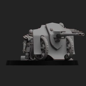 Puede incluir: Una pieza de artillería en miniatura gris con un escudo, dos ruedas y un cañón. Una figura en miniatura con armadura está de pie junto a la artillería. El modelo está sobre una base negra.