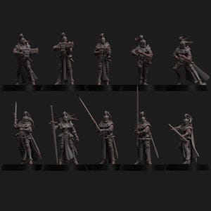 Op de afbeelding: Een verzameling van tien miniatuurfiguren van gepantserde krijgers. De figuren zijn in een neutrale kleur, elk met unieke wapens, waaronder geweren, zwaarden en staven. Ze staan op individuele zwarte bases, wat duidt op een tabletopspel of verzamelobject.