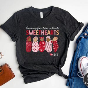 Camiseta de San Valentín para enfermeras de la UCIN, camiseta de San Valentín para la UCI neonatal "Cuidando a tus seres queridos", camiseta de San Valentín para grupos de la UCIN, camiseta de San Valentín para la UCIN imagen 4