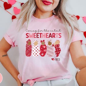 Camiseta de San Valentín para enfermeras de la UCIN, camiseta de San Valentín para la UCI neonatal "Cuidando a tus seres queridos", camiseta de San Valentín para grupos de la UCIN, camiseta de San Valentín para la UCIN imagen 1