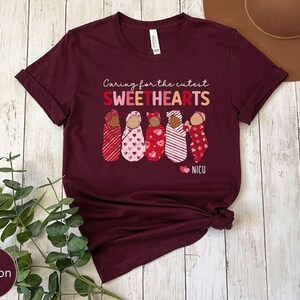 Camiseta de San Valentín para enfermeras de la UCIN, camiseta de San Valentín para la UCI neonatal "Cuidando a tus seres queridos", camiseta de San Valentín para grupos de la UCIN, camiseta de San Valentín para la UCIN imagen 3