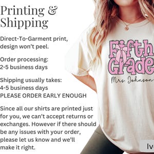 K&ouml;nnte beinhalten: Ein elfenbeinfarbenes Kurzarm-T-Shirt mit einer rosa-wei&szlig;en gepunkteten Grafik, die Fifth Grade mit einer rosa Schleife zeigt. Unter dem Text ist der Name Mrs. Johnson in einer schwarzen Schreibschrift auf der Vorderseite aufgedruckt.