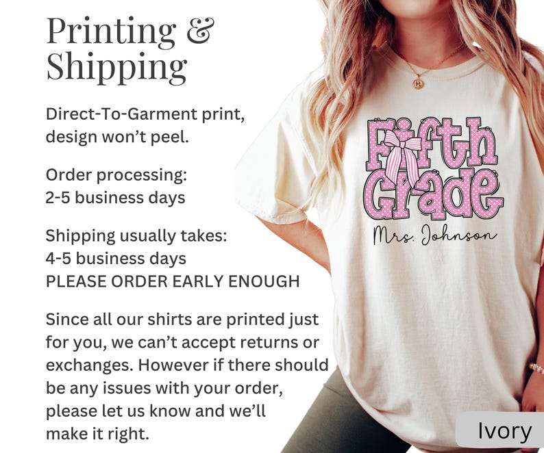 K&ouml;nnte beinhalten: Ein elfenbeinfarbenes Kurzarm-T-Shirt mit einer rosa-wei&szlig;en gepunkteten Grafik, die Fifth Grade mit einer rosa Schleife zeigt. Unter dem Text ist der Name Mrs. Johnson in einer schwarzen Schreibschrift auf der Vorderseite aufgedruckt.