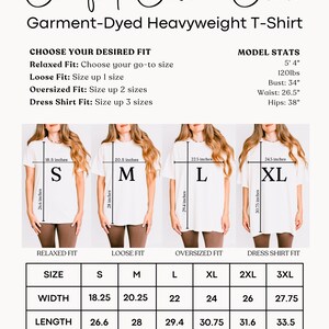 K&ouml;nnte beinhalten: Eine Gr&ouml;&szlig;entabelle f&uuml;r das Comfort Colors 1717 T-Shirt aus schwerem, st&uuml;ckgef&auml;rbtem Stoff. Sie zeigt vier wei&szlig;e T-Shirts mit den Bezeichnungen S, M, L und XL sowie Breiten- und L&auml;ngenma&szlig;e in Zoll. Eine Tabelle listet die Gr&ouml;&szlig;en S bis 3XL mit Ma&szlig;en.