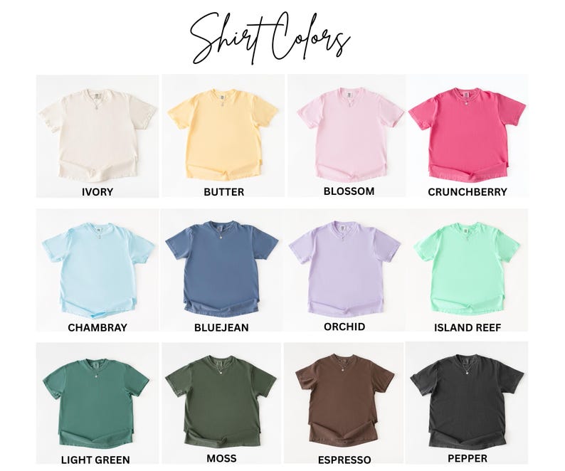 K&ouml;nnte beinhalten: Ein Raster aus zw&ouml;lf kurz&auml;rmeligen T-Shirts mit einem kleinen V-Ausschnitt-Detail, beschriftet mit dem Text Shirt Colors und den einzelnen Farbnamen: Ivory, Butter, Blossom, Crunchberry, Chambray, Bluejean, Orchid, Island Reef, Light Green, Moss, Espresso und Pepper.