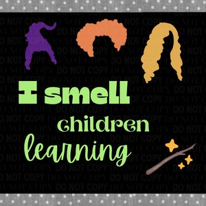 Puede incluir: Una imagen en blanco y negro con tres siluetas de brujas y el texto "I smell children learning" en verde. Una varita dorada con estrellas está en la esquina inferior derecha.