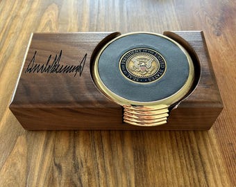 Posavasos con monedas conmemorativas del presidente Trump 45