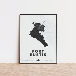 Könnte beinhalten: Schwarz-weiß-Kartenabdruck von Fort Eustis, Virginia, mit dem Städtenamen in Fettdruck. Die Karte zeigt die Straßen und Wasserwege der Stadt. Der Druck ist in einem schwarzen Rahmen gerahmt und hängt an einer weißen Wand.