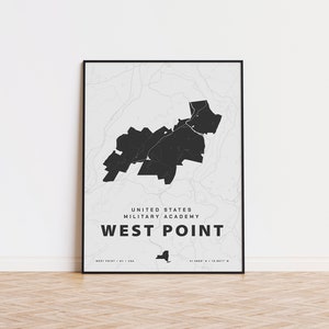 Puede incluir: Impresión de mapa en blanco y negro de West Point, Nueva York, la ubicación de la Academia Militar de los Estados Unidos. La impresión presenta el texto "United States Military Academy" y "West Point" en una fuente en negrita, sans-serif.