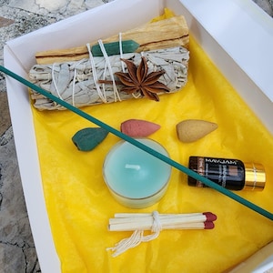 Sage Smudge Kit, Smudge Bundle, Cleansing Kit with Palo Santo, Incense, Essential Oil, Crystal, Healing & Relaxation Gift Set,Relaxation Box