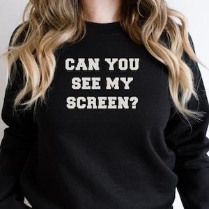 Op de afbeelding: Zwart sweatshirt met witte tekst die "Can you see my screen?" zegt.