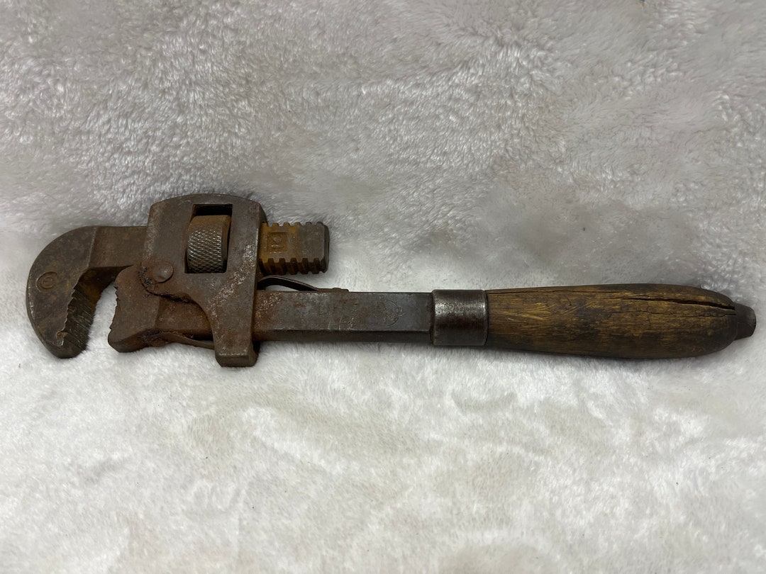 Clé à pipe Antique Walworth Genuine Stillson. Clé à pipe antique 24 pouces Genuine Stillsons par Walworth Manufacturing Co Boston USA. - Canada