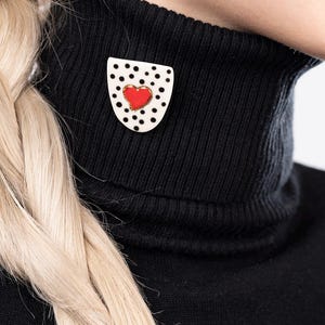 Handgemachte Porzellan Brosche mit Kleinem Rotem Herz und Punkten