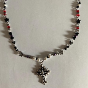 "Handgemachte Perlen ""Kreuz"" Halskette."