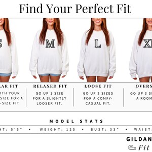 Op de afbeelding: Witte sweatshirts met de letters S, M, L en XL. De afbeelding geeft een maattabel, met details over normale, relaxte, losse en oversized pasvormen. Modelstatistieken: lengte 165 cm, gewicht 56.7 kg, borstomvang 83.8 cm, taille 68.6 cm.