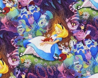 Puede incluir: Tela con un diseño colorido de Alicia en el País de las Maravillas. Alicia, con un vestido azul, está rodeada de personajes como el Sombrerero Loco y el Gato de Cheshire. El fondo es una mezcla de morado, verde y marrón.
