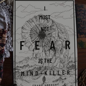 Peut inclure: Une couverture de livre en noir et blanc avec le texte "I MUST NOT FEAR IS THE MIND-KILLER" et le nom de l'auteur, Frank Herbert. La couverture présente une illustration détaillée d'une grande forme organique et une petite figure.