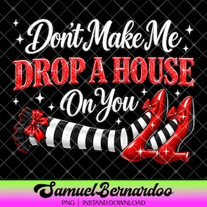 Puede incluir: Un diseño gráfico con el texto "Don't Make Me DROP A HOUSE On You" en letras blancas y rojas brillantes. Debajo del texto hay dos piernas con medias a rayas blancas y negras con lazos rojos y zapatos de tacón de color rojo brillante.