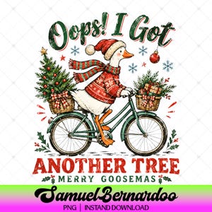 Puede incluir: Un ganso blanco con suéter de patrones rojos y blancos, bufanda y gorro de Santa Claus, montando una bicicleta verde. El ganso lleva un árbol de Navidad en una cesta y regalos en otra. Texto: Oops! I Got ANOTHER TREE MERRY GOOSEMAS.