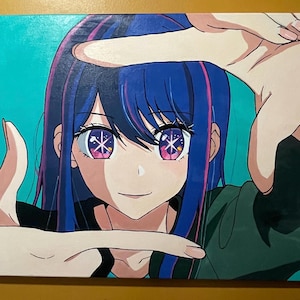 Może przedstawiać: Obraz w stylu anime przedstawiający dziewczynę z niebieskimi włosami i różowymi pasemkami, obramowany dłońmi. Dziewczyna ma duże, różowe oczy z wzorami w kształcie gwiazd. Nosi ciemnozielony top na turkusowym tle.