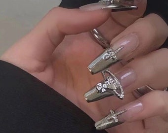 Vivienne Press On Nails: Silver Chrome Nail Set